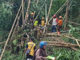 PEMBERSIHAN RUMPUN BAMBU DI JALAN JOGYA-WONOSARI PUTAT